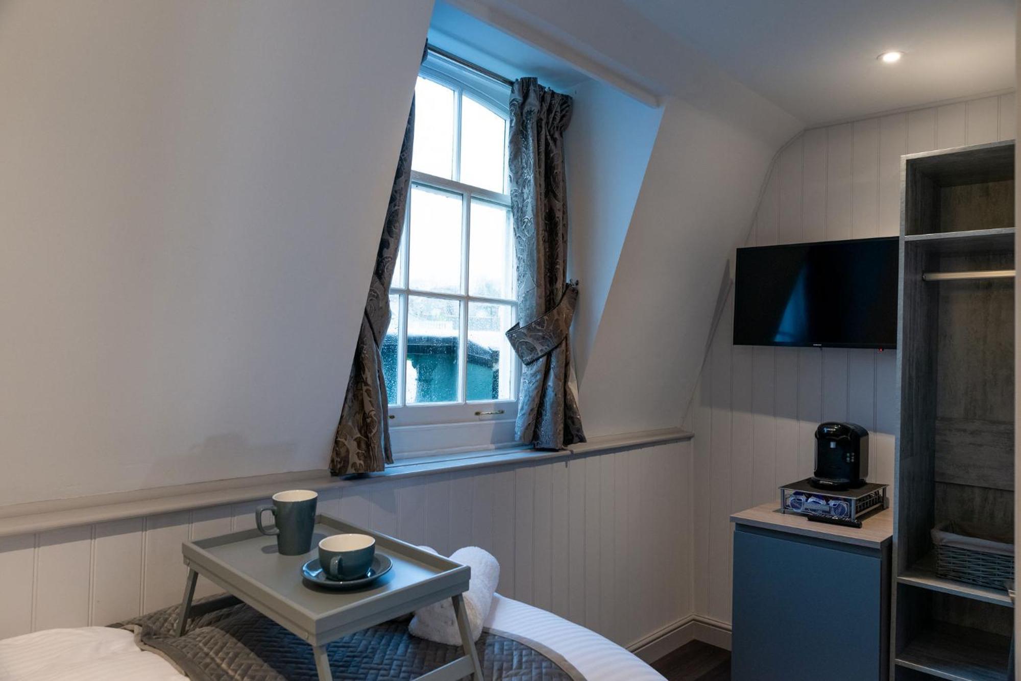 The Three Crowns B&B Plymouth Oda fotoğraf